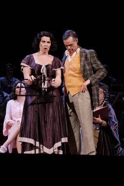 Şarkıcılar, İspanyol besteci Amadeo Vives tarafından Dona Francisquita (Bayan Francisquita) operasının sunumu sırasında 14 Haziran 2024 tarihinde Madrid İspanya 'da Zarzuela Tiyatrosu' nda sahne aldılar.