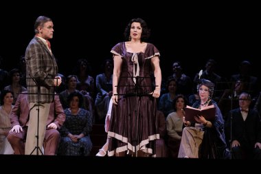 Şarkıcılar, İspanyol besteci Amadeo Vives tarafından Dona Francisquita (Bayan Francisquita) operasının sunumu sırasında 14 Haziran 2024 tarihinde Madrid İspanya 'da Zarzuela Tiyatrosu' nda sahne aldılar.