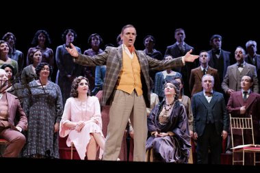 Şarkıcılar, İspanyol besteci Amadeo Vives tarafından Dona Francisquita (Bayan Francisquita) operasının sunumu sırasında 14 Haziran 2024 tarihinde Madrid İspanya 'da Zarzuela Tiyatrosu' nda sahne aldılar.