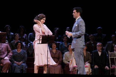 Şarkıcılar, İspanyol besteci Amadeo Vives tarafından Dona Francisquita (Bayan Francisquita) operasının sunumu sırasında 14 Haziran 2024 tarihinde Madrid İspanya 'da Zarzuela Tiyatrosu' nda sahne aldılar.