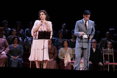 Şarkıcılar, İspanyol besteci Amadeo Vives tarafından Dona Francisquita (Bayan Francisquita) operasının sunumu sırasında 14 Haziran 2024 tarihinde Madrid İspanya 'da Zarzuela Tiyatrosu' nda sahne aldılar.