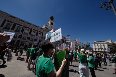 Madrid 'deki La Puerta del Sol' da 14 Haziran 2024 'te gerçekleştirilen eğitim gününün azaltılmasını talep eden bir gösteri sırasında birkaç kişi