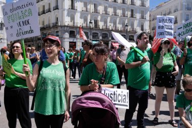 Madrid 'deki La Puerta del Sol' da 14 Haziran 2024 'te gerçekleştirilen eğitim gününün azaltılmasını talep eden bir gösteri sırasında birkaç kişi