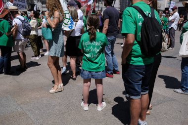 Madrid 'deki La Puerta del Sol' da 14 Haziran 2024 'te gerçekleştirilen eğitim gününün azaltılmasını talep eden bir gösteri sırasında birkaç kişi