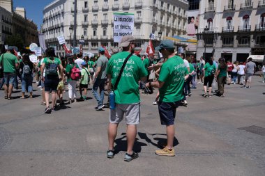 Madrid 'deki La Puerta del Sol' da 14 Haziran 2024 'te gerçekleştirilen eğitim gününün azaltılmasını talep eden bir gösteri sırasında birkaç kişi