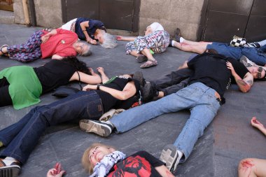 15 Haziran 2024 'te Madrid' de Filistin 'in imbasyonuna karşı düzenlenen bir protesto gösterisinde gerçekleştirilen bombalı saldırının sonuçlarını yeniden canlandırıyorlar.