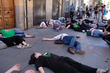 15 Haziran 2024 'te Madrid' de Filistin 'in imbasyonuna karşı düzenlenen bir protesto gösterisinde gerçekleştirilen bombalı saldırının sonuçlarını yeniden canlandırıyorlar.