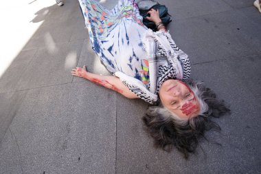 15 Haziran 2024 'te Madrid' de Filistin 'in imbasyonuna karşı düzenlenen bir protesto gösterisinde gerçekleştirilen bombalı saldırının sonuçlarını yeniden canlandırıyorlar.