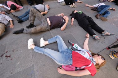 15 Haziran 2024 'te Madrid' de Filistin 'in imbasyonuna karşı düzenlenen bir protesto gösterisinde gerçekleştirilen bombalı saldırının sonuçlarını yeniden canlandırıyorlar.