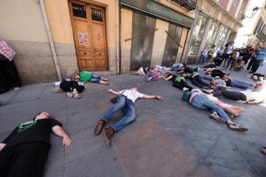 15 Haziran 2024 'te Madrid' de Filistin 'in imbasyonuna karşı düzenlenen bir protesto gösterisinde gerçekleştirilen bombalı saldırının sonuçlarını yeniden canlandırıyorlar.