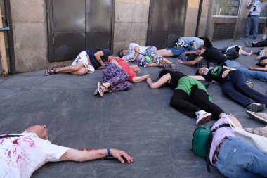 15 Haziran 2024 'te Madrid' de Filistin 'in imbasyonuna karşı düzenlenen bir protesto gösterisinde gerçekleştirilen bombalı saldırının sonuçlarını yeniden canlandırıyorlar.