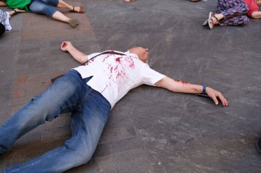 15 Haziran 2024 'te Madrid' de Filistin 'in imbasyonuna karşı düzenlenen bir protesto gösterisinde gerçekleştirilen bombalı saldırının sonuçlarını yeniden canlandırıyorlar.