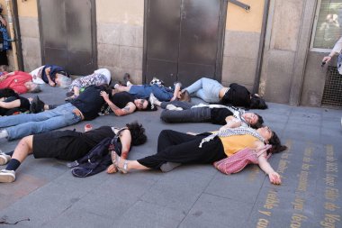 15 Haziran 2024 'te Madrid' de Filistin 'in imbasyonuna karşı düzenlenen bir protesto gösterisinde gerçekleştirilen bombalı saldırının sonuçlarını yeniden canlandırıyorlar.