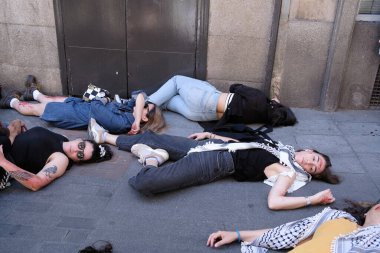 15 Haziran 2024 'te Madrid' de Filistin 'in imbasyonuna karşı düzenlenen bir protesto gösterisinde gerçekleştirilen bombalı saldırının sonuçlarını yeniden canlandırıyorlar.