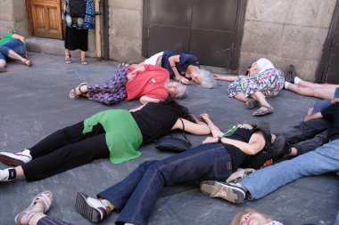 15 Haziran 2024 'te Madrid' de Filistin 'in imbasyonuna karşı düzenlenen bir protesto gösterisinde gerçekleştirilen bombalı saldırının sonuçlarını yeniden canlandırıyorlar.