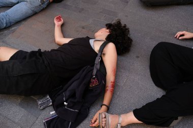 15 Haziran 2024 'te Madrid' de Filistin 'in imbasyonuna karşı düzenlenen bir protesto gösterisinde gerçekleştirilen bombalı saldırının sonuçlarını yeniden canlandırıyorlar.