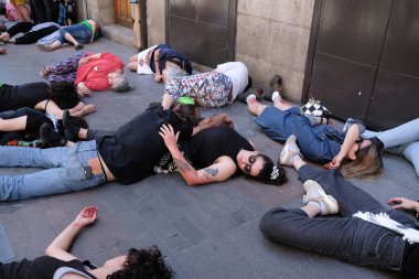 15 Haziran 2024 'te Madrid' de Filistin 'in imbasyonuna karşı düzenlenen bir protesto gösterisinde gerçekleştirilen bombalı saldırının sonuçlarını yeniden canlandırıyorlar.