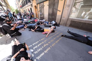 15 Haziran 2024 'te Madrid' de Filistin 'in imbasyonuna karşı düzenlenen bir protesto gösterisinde gerçekleştirilen bombalı saldırının sonuçlarını yeniden canlandırıyorlar.
