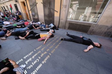 15 Haziran 2024 'te Madrid' de Filistin 'in imbasyonuna karşı düzenlenen bir protesto gösterisinde gerçekleştirilen bombalı saldırının sonuçlarını yeniden canlandırıyorlar.