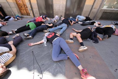 15 Haziran 2024 'te Madrid' de Filistin 'in imbasyonuna karşı düzenlenen bir protesto gösterisinde gerçekleştirilen bombalı saldırının sonuçlarını yeniden canlandırıyorlar.