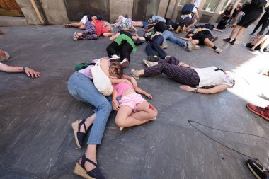 15 Haziran 2024 'te Madrid' de Filistin 'in imbasyonuna karşı düzenlenen bir protesto gösterisinde gerçekleştirilen bombalı saldırının sonuçlarını yeniden canlandırıyorlar.