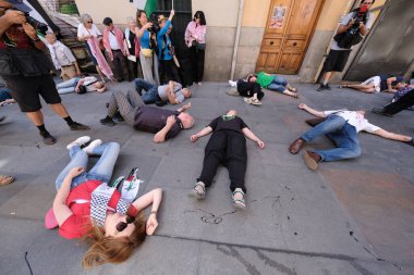 15 Haziran 2024 'te Madrid' de Filistin 'in imbasyonuna karşı düzenlenen bir protesto gösterisinde gerçekleştirilen bombalı saldırının sonuçlarını yeniden canlandırıyorlar.