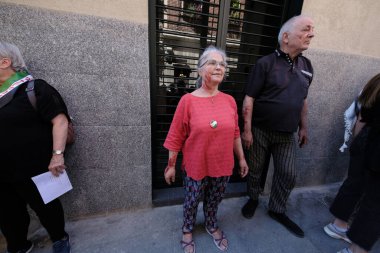 15 Haziran 2024 'te Madrid' de Filistin 'in imbasyonuna karşı düzenlenen bir protesto gösterisinde gerçekleştirilen bombalı saldırının sonuçlarını yeniden canlandırıyorlar.