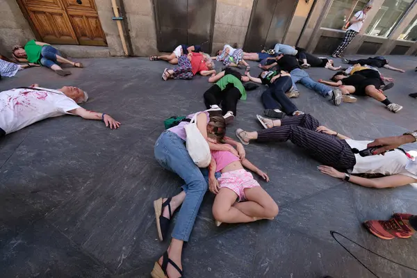 15 Haziran 2024 'te Madrid' de Filistin 'in imbasyonuna karşı düzenlenen bir protesto gösterisinde gerçekleştirilen bombalı saldırının sonuçlarını yeniden canlandırıyorlar.