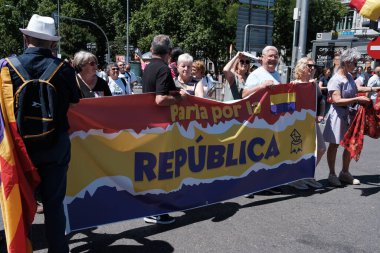 16 Haziran 2024 'te İspanya' nın Madrid kentinde yapılan yürüyüş, Kral VI. Felipe 'nin sona ermesi ve cumhuriyetin Puerta de Sol' da kurulması sırasında halk protesto gösterileri düzenledi.