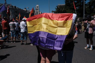 16 Haziran 2024 'te İspanya' nın Madrid kentinde yapılan yürüyüş, Kral VI. Felipe 'nin sona ermesi ve cumhuriyetin Puerta de Sol' da kurulması sırasında halk protesto gösterileri düzenledi.