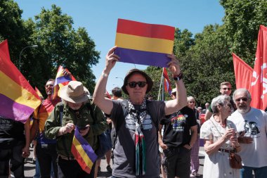 16 Haziran 2024 'te İspanya' nın Madrid kentinde yapılan yürüyüş, Kral VI. Felipe 'nin sona ermesi ve cumhuriyetin Puerta de Sol' da kurulması sırasında halk protesto gösterileri düzenledi.
