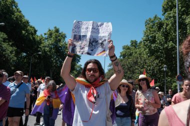 16 Haziran 2024 'te İspanya' nın Madrid kentinde yapılan yürüyüş, Kral VI. Felipe 'nin sona ermesi ve cumhuriyetin Puerta de Sol' da kurulması sırasında halk protesto gösterileri düzenledi.