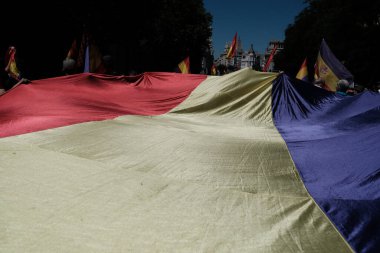 16 Haziran 2024 'te İspanya' nın Madrid kentinde yapılan yürüyüş, Kral VI. Felipe 'nin sona ermesi ve cumhuriyetin Puerta de Sol' da kurulması sırasında halk protesto gösterileri düzenledi.