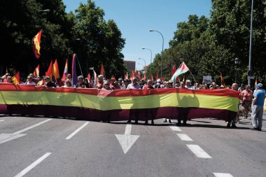 16 Haziran 2024 'te İspanya' nın Madrid kentinde yapılan yürüyüş, Kral VI. Felipe 'nin sona ermesi ve cumhuriyetin Puerta de Sol' da kurulması sırasında halk protesto gösterileri düzenledi.