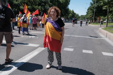 16 Haziran 2024 'te İspanya' nın Madrid kentinde yapılan yürüyüş, Kral VI. Felipe 'nin sona ermesi ve cumhuriyetin Puerta de Sol' da kurulması sırasında halk protesto gösterileri düzenledi.