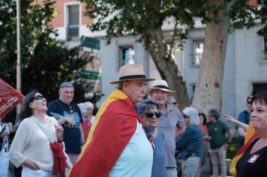 16 Haziran 2024 'te İspanya' nın Madrid kentinde yapılan yürüyüş, Kral VI. Felipe 'nin sona ermesi ve cumhuriyetin Puerta de Sol' da kurulması sırasında halk protesto gösterileri düzenledi.