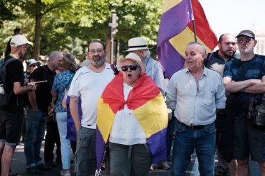 16 Haziran 2024 'te İspanya' nın Madrid kentinde yapılan yürüyüş, Kral VI. Felipe 'nin sona ermesi ve cumhuriyetin Puerta de Sol' da kurulması sırasında halk protesto gösterileri düzenledi.
