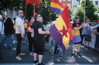 16 Haziran 2024 'te İspanya' nın Madrid kentinde yapılan yürüyüş, Kral VI. Felipe 'nin sona ermesi ve cumhuriyetin Puerta de Sol' da kurulması sırasında halk protesto gösterileri düzenledi.