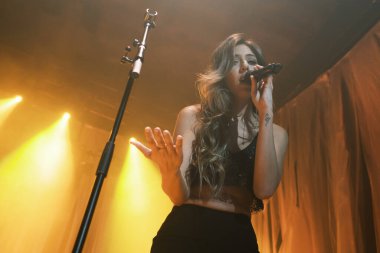 Şarkıcı Marina Carmona, 16 Haziran 2024 'te Madrid' deki Sala Villanos 'ta konser vermektedir.