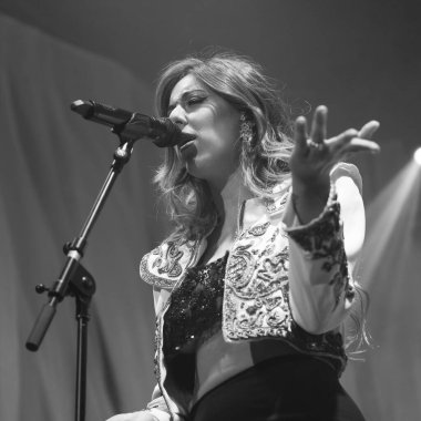 Şarkıcı Marina Carmona, 16 Haziran 2024 'te Madrid' deki Sala Villanos 'ta konser vermektedir.