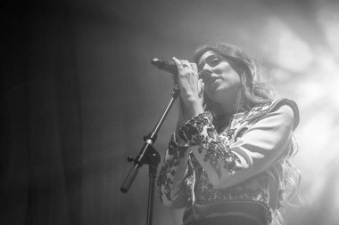 Şarkıcı Marina Carmona, 16 Haziran 2024 'te Madrid' deki Sala Villanos 'ta konser vermektedir.