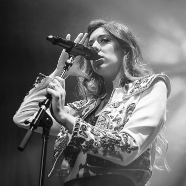 Şarkıcı Marina Carmona, 16 Haziran 2024 'te Madrid' deki Sala Villanos 'ta konser vermektedir.