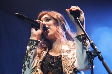 Şarkıcı Marina Carmona, 16 Haziran 2024 'te Madrid' deki Sala Villanos 'ta konser vermektedir.