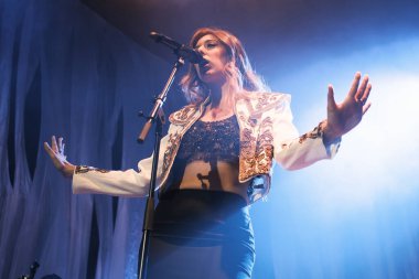 Şarkıcı Marina Carmona, 16 Haziran 2024 'te Madrid' deki Sala Villanos 'ta konser vermektedir.