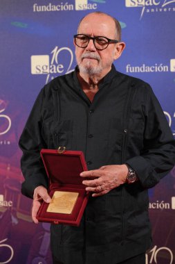 Silvio Rodrguez 17 Haziran 2024 'te Madrid' de verilen 125 SGAE madalyası için yapılan fotoğraf çağrısına katıldı.