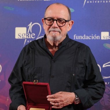 Silvio Rodrguez 17 Haziran 2024 'te Madrid' de verilen 125 SGAE madalyası için yapılan fotoğraf çağrısına katıldı.