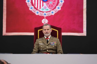 Kral VI. Felipe, 18 Haziran 2024 tarihinde İspanya 'nın Madrid kentinde Centro Superior de Estudios de la Defensa' da bulunan Silahlı Kuvvetler Yüksek Okulu Genelkurmay Kursu 'nun kapanışı sırasında,. 