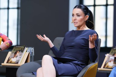 Yazar Carmen Posadas, 18 Haziran 2024 'te İspanya' nın başkenti Madrid 'de bulunan Telefnica uzayındaki EN LA CORTE DE LA ZARINA adlı kitabının tanıtımı sırasında