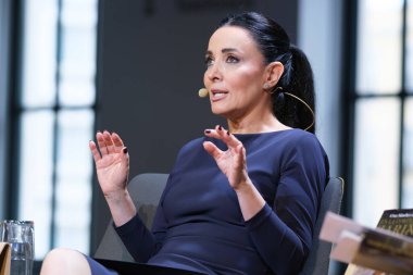 Yazar Carmen Posadas, 18 Haziran 2024 'te İspanya' nın başkenti Madrid 'de bulunan Telefnica uzayındaki EN LA CORTE DE LA ZARINA adlı kitabının tanıtımı sırasında