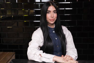 Venezuelalı etkili Surthany Hejeij namı diğer Surthycooks 18 Haziran 2024 'te Madrid, İspanya' da bir portre çekimi için poz veriyor.